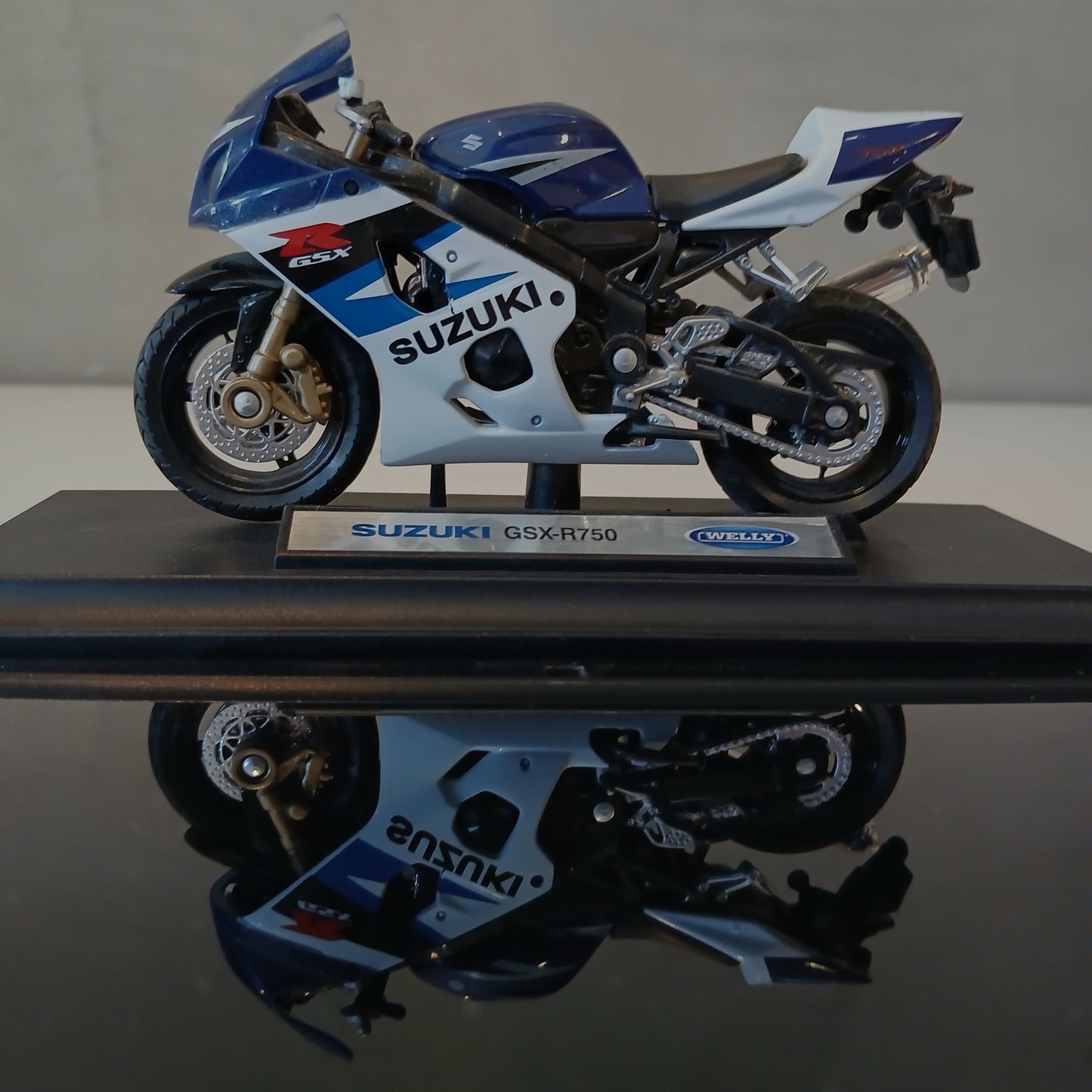 Caja de Acrílico- Auto 1:43 / Moto 1:18